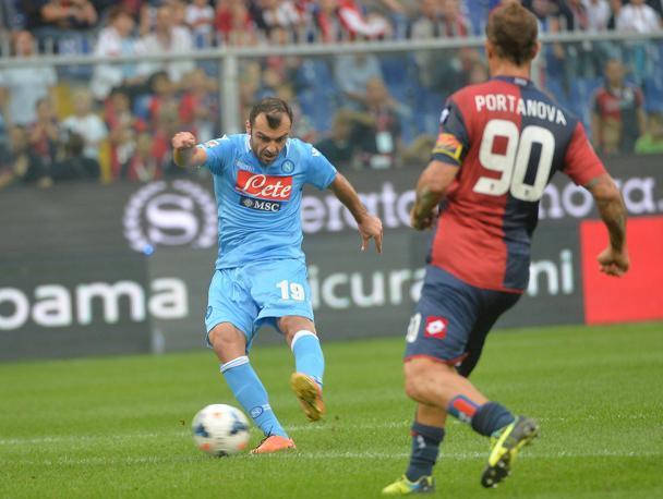 Ecco il primo gol di Pandev: dribbling su Gamberini e sinistro ad incrociare che sorprende Perin. E' la rete che regala il vantaggio del Napoli al Ferraris di Genova. Ansa